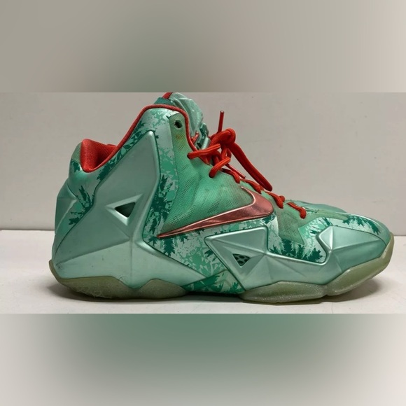 Nike LeBrons 11 Christmas women’s 7 - Picture 1 of 8